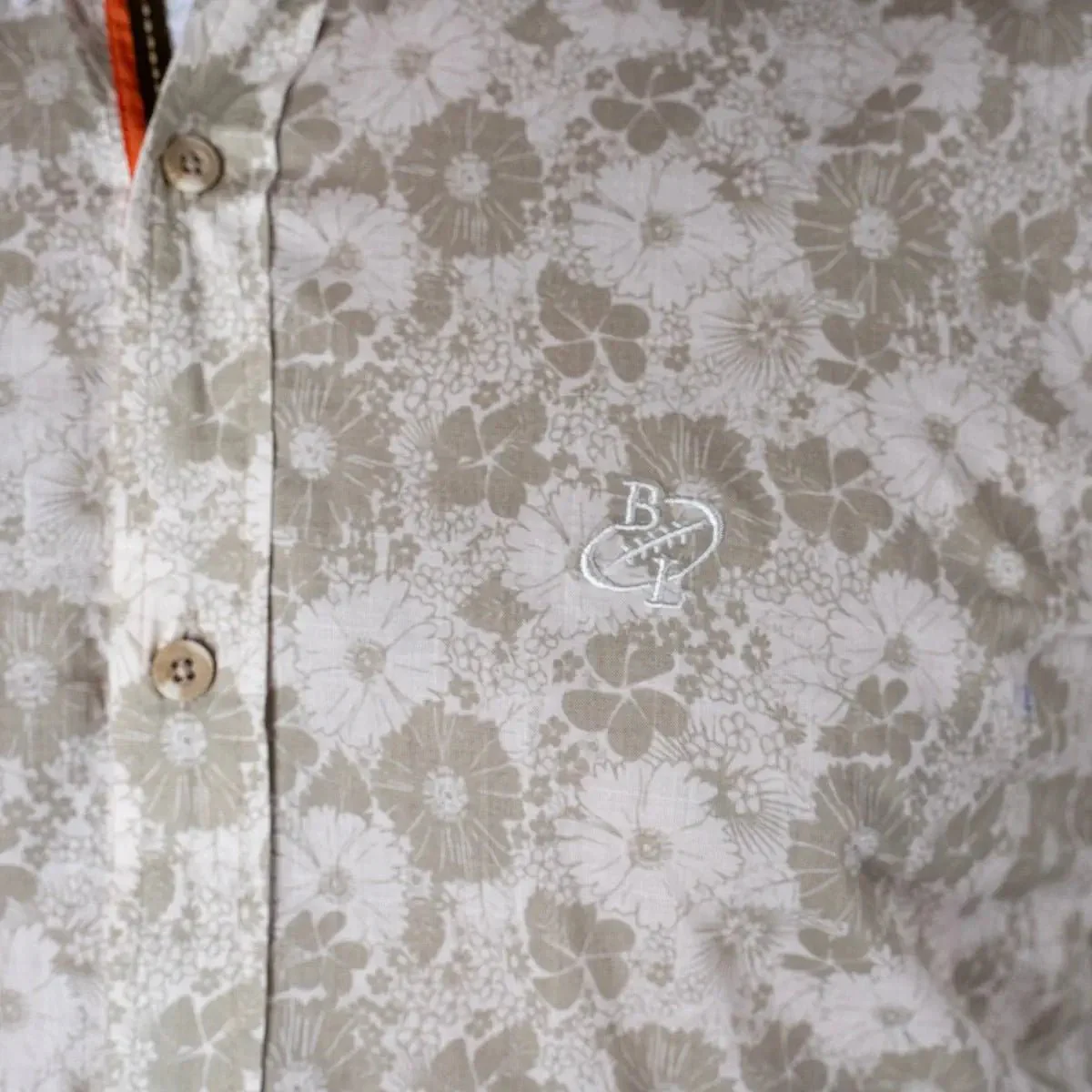 Chemise ml blanche à motifs fleuris beiges - Image 2