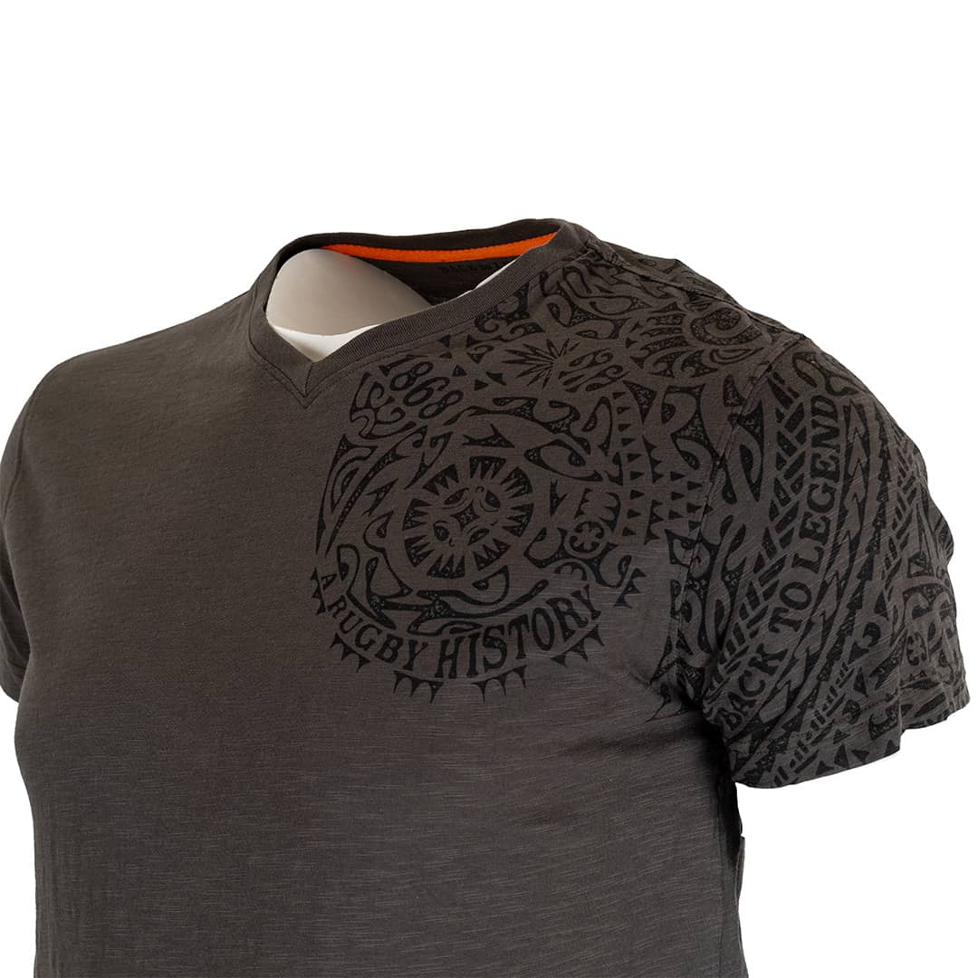 T-shirt kaki col V imprimé maori - Image 4