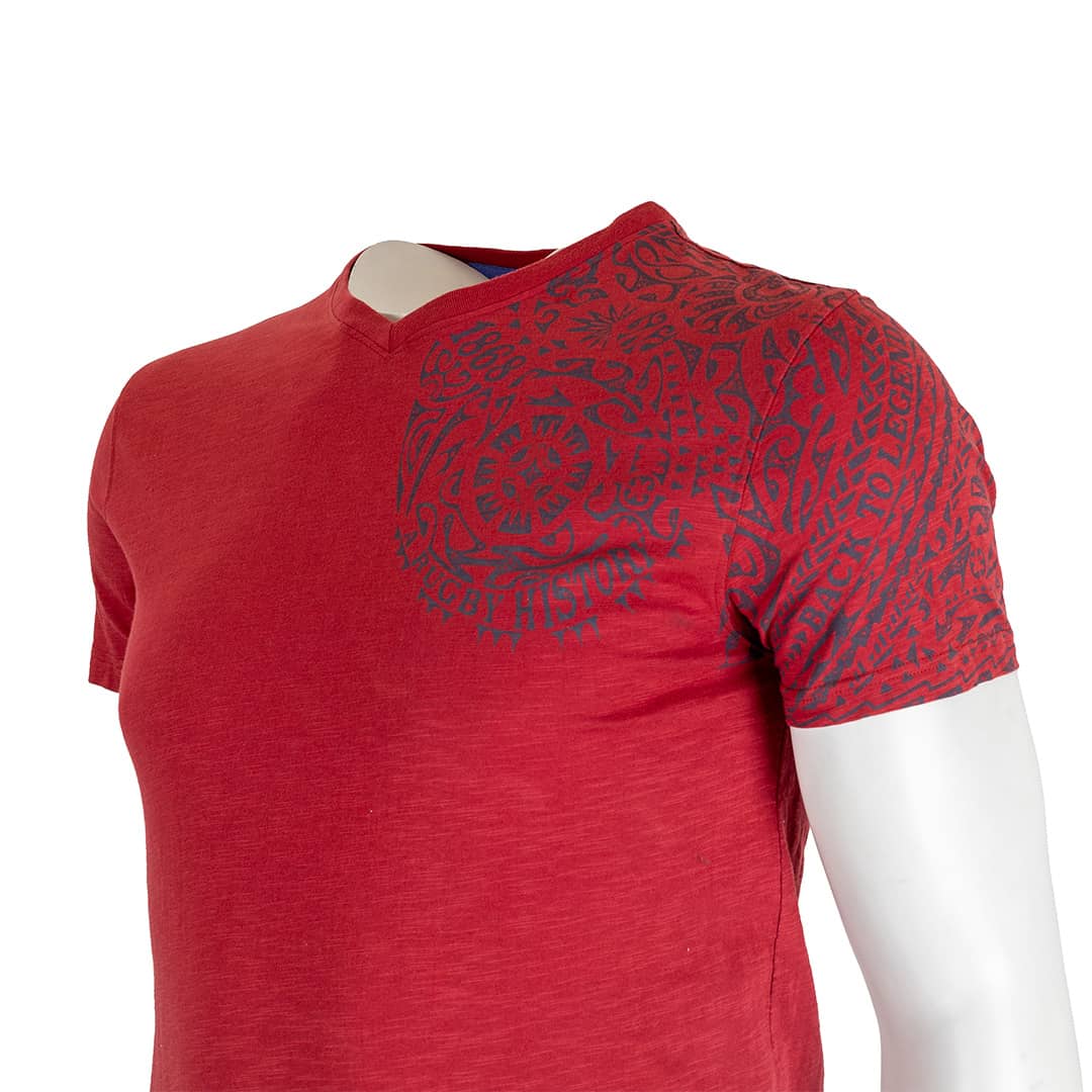 T-shirt rouge col V imprimé maori - Image 4